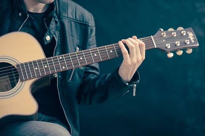 Les avantages d’inscrire son enfant à des cours de guitare