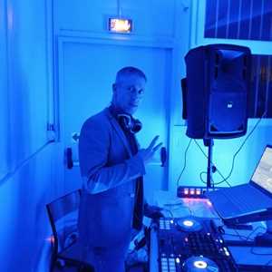 S'ambiancer, un disc jockey à Saint-Amand-Montrond