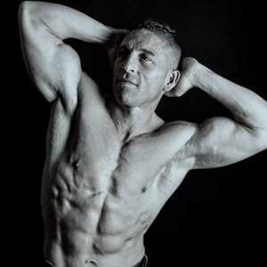 mickael, un stripteaseur à Caen