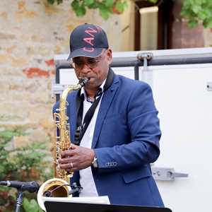 SYNCHROZIK, un joueur de saxophone à Riom